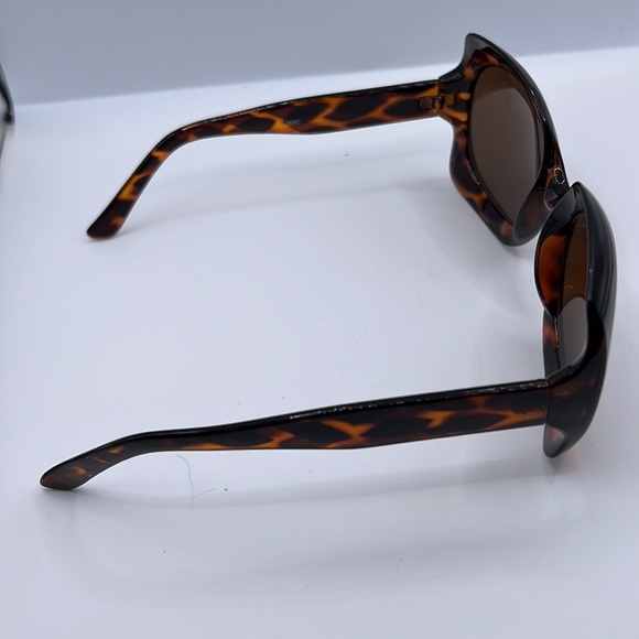 Vintage oversized tortoise shell sunglasses - Picture 9 of 10